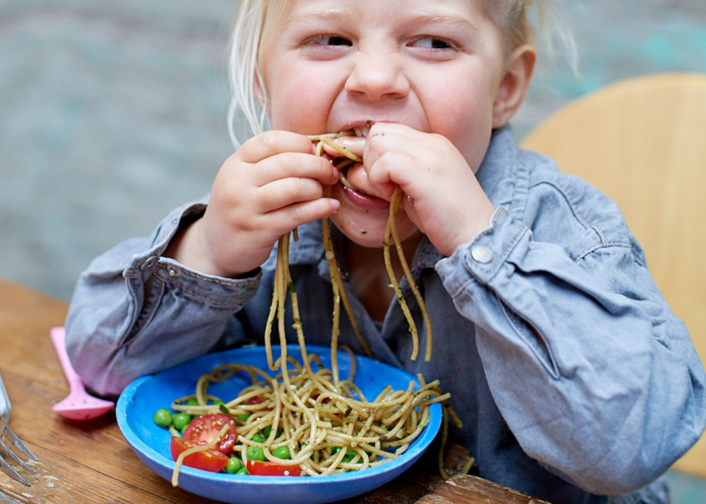 Tussen de middag genieten van een warme maaltijd verzorgd door Moekes Maaltijd