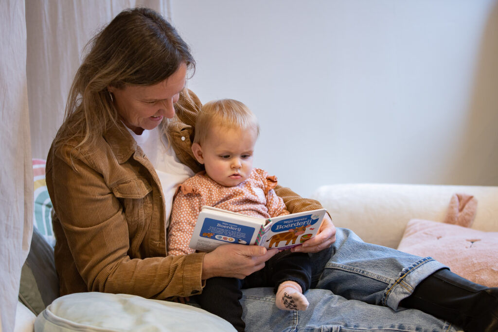 pedagogisch professional leest voor aan een kind