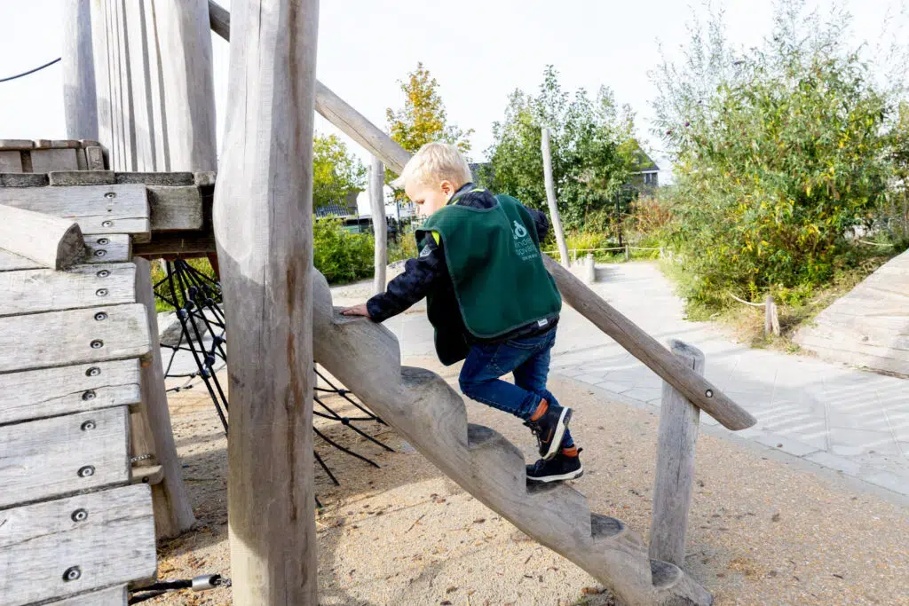 Jongetje Klimt Op Trap Kinderopvang 1024x683 1