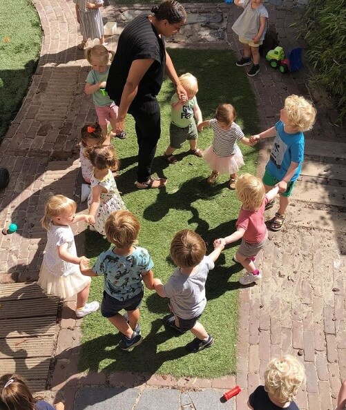 Zo Kinderopvang Locatie Jan Van Naussaustraat Pedagogische Medewerker Danst In Een Kring Met Kinderen 2