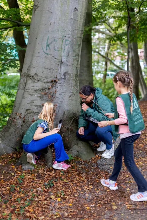 Kinderen En Medewerker Kijken Naar Boom E1701176564360 1