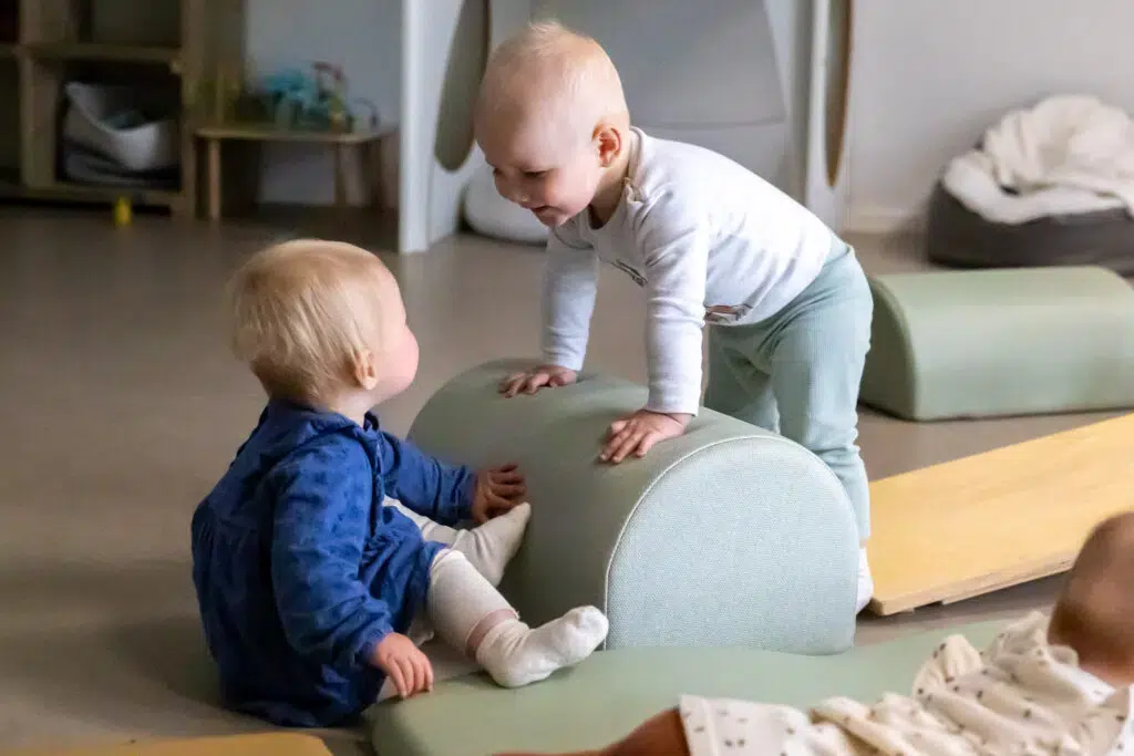 Kinderen Lachen Naar Elkaar Op Dagopvang 1024x683 1