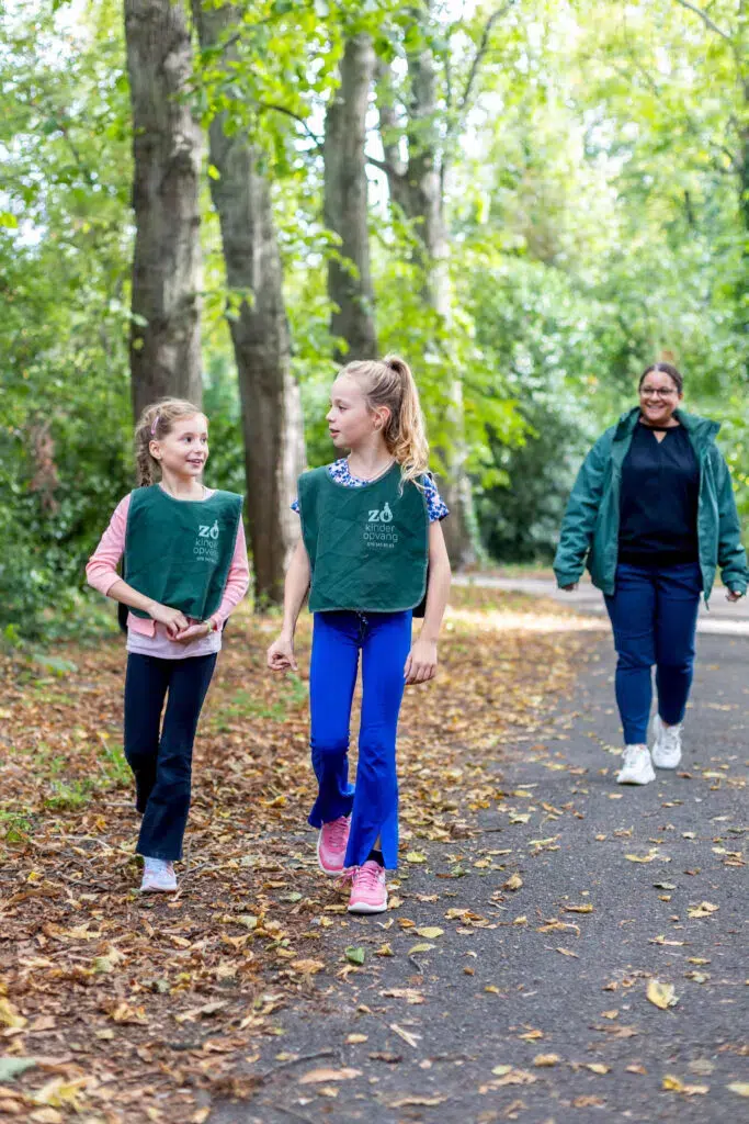 Kinderen Spelen Buiten Tussenschoolse Opvang 683x1024 1