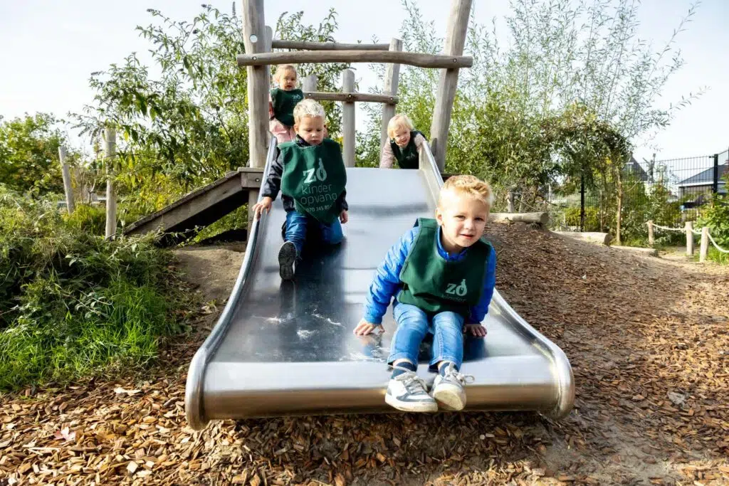 Peuters Op Glijbaan Bij Opvang 1024x683 1