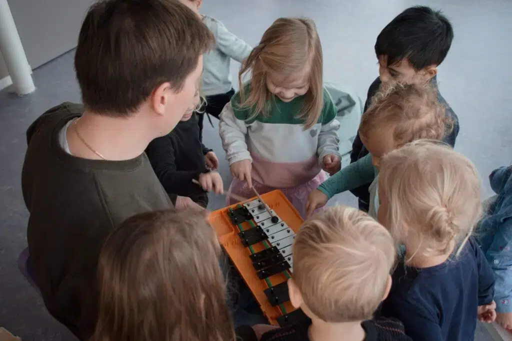 Zo Kinderopvang Locatie Zo Aan Het Oosteinde Kinderen Spelen Met Xylofoon Muziekinstrument Scaled 1024x683 1