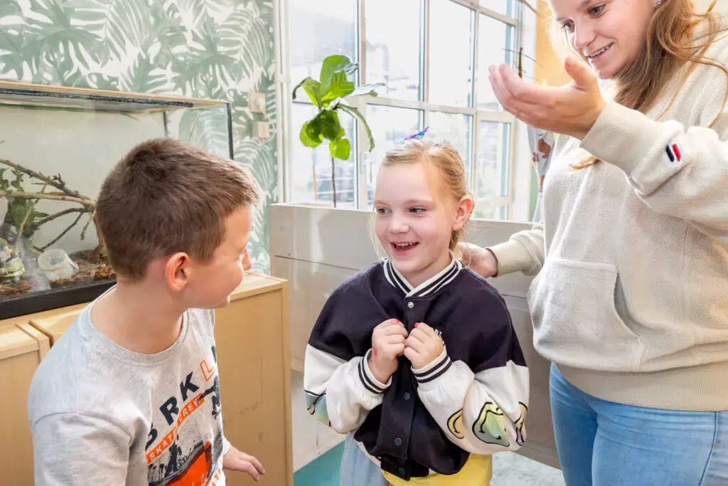 Bso Kinderen Met Pedagogisch Medewerker 1024x683 1