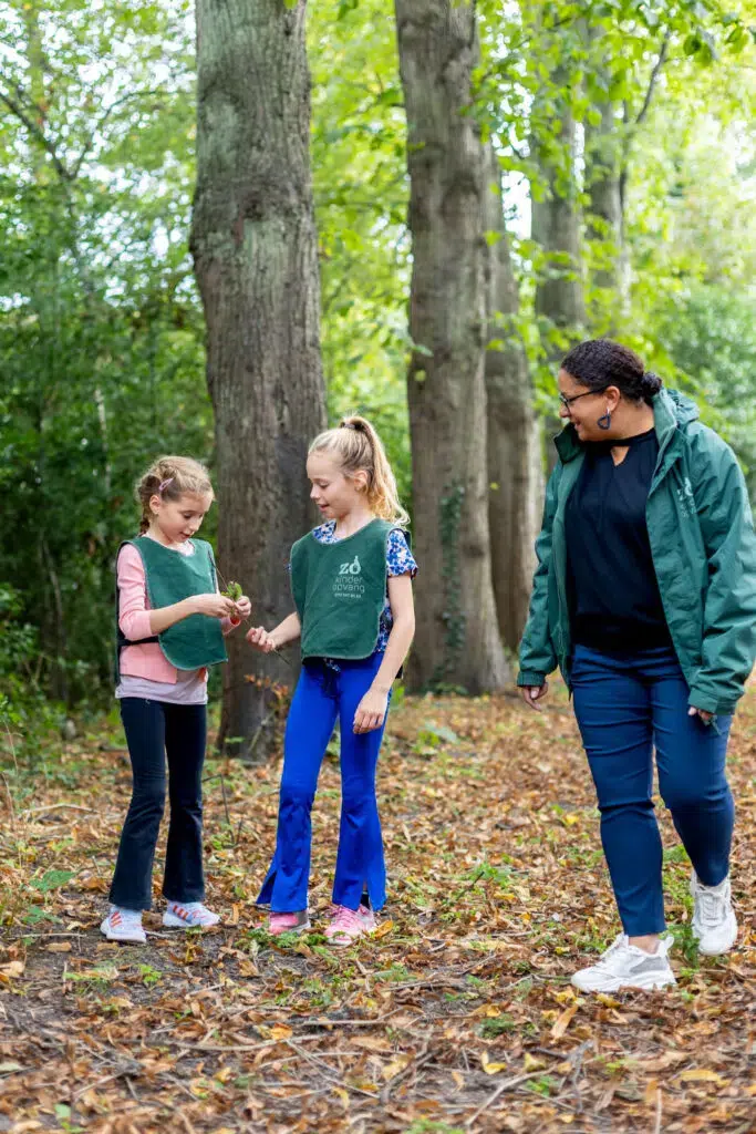 Medewerker En Kinderen Spelen In Natuur 683x1024 1