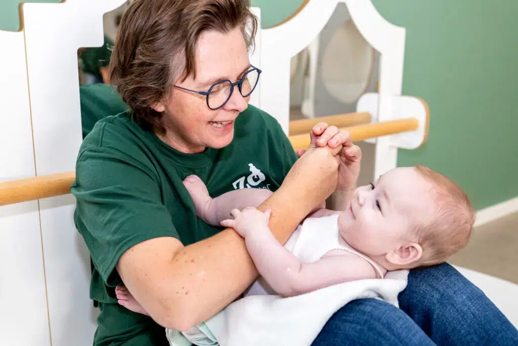Pedagogisch Medewerker Speelt Met Baby 1024x683 1