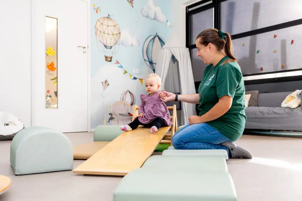 Pedagogisch Medewerker Speelt Met Kind 1024x683 1