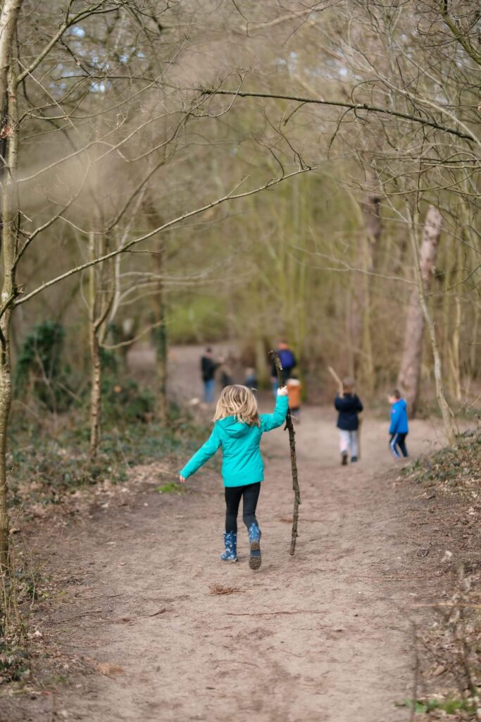 Zo Kinderopvang Outdoor BSO Ferguson Meisje Loopt Door Met Bos Met Tak Scaled 683x1024 1