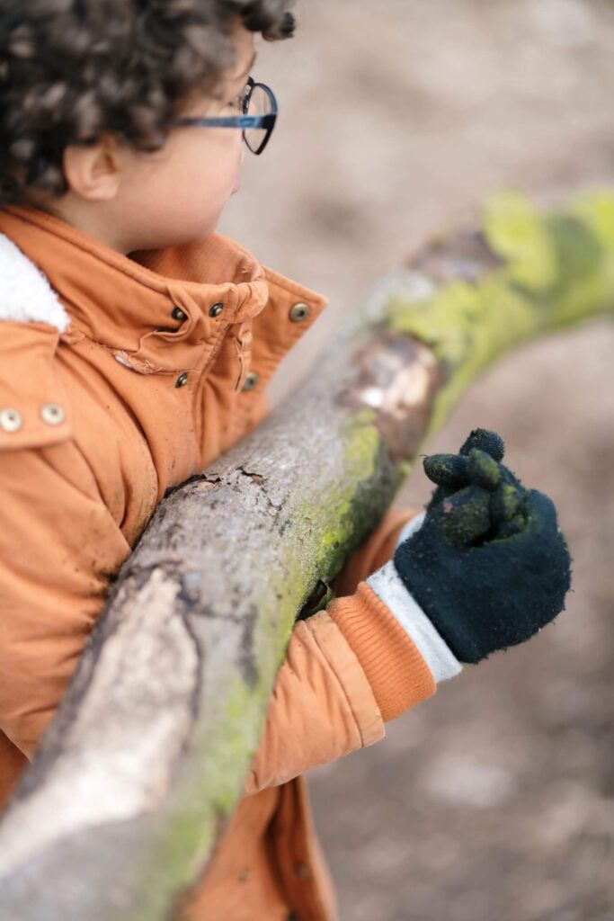 Zo Kinderopvang Outdoor BSO Jongen Staat Bij Boomstam Scaled 683x1024 1