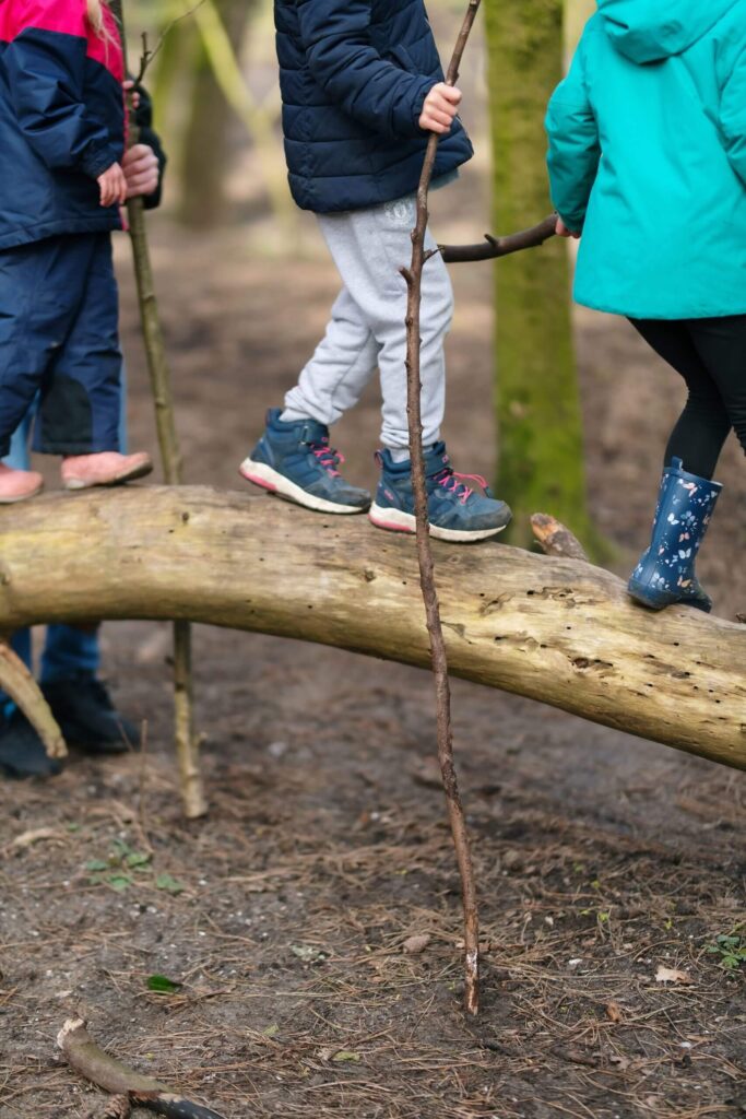 Zo Kinderopvang Kinderen Lopen Door Het Bos Scaled 683x1024 1