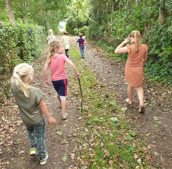 Zo Kinderopvang Locatie Outdoor BSO Kruisland Kinderen Lopen Door Bos