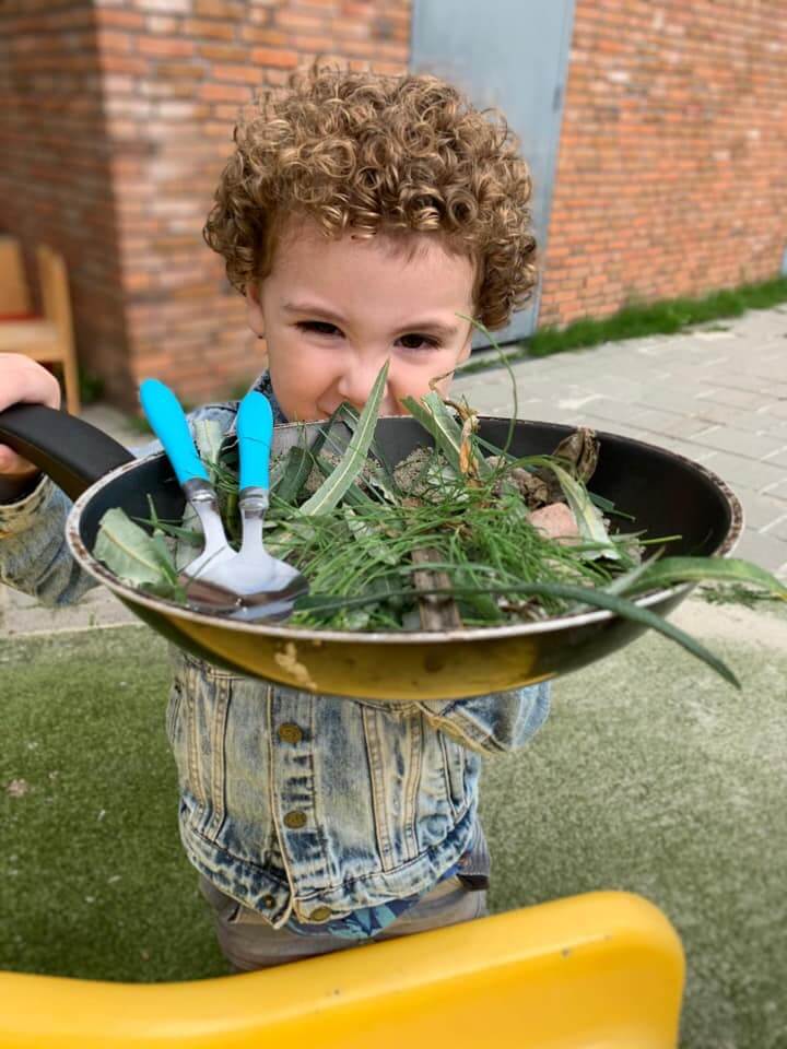 Zo Kinderopvang Locatie Siemburg Jongen Houdt Bord Vast Vol Met Groene Takken