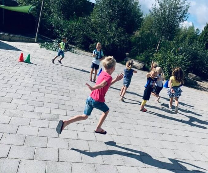 Zo Kinderopvang Locatie Zo Aan De Schans Jongen Rent Over Het Schoolplein 1