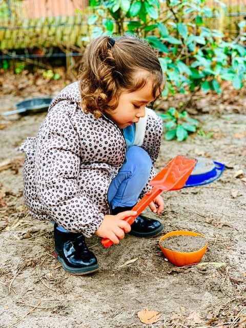 Zo Kinderopvang Locatie Zo Aan De Van Vredenburchweg Meisje Maakt Zandtaartje