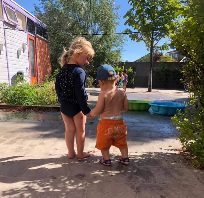 Zo Kinderopvang Locatie Zo Aan Het Oosteinde Twee Kindjes Lopen Hand In Hand