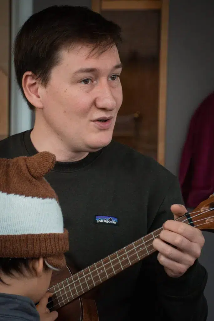 Zo Kinderopvang Pedagogisch Medewerker Caspar Geeft Muziekles Scaled 683x1024 1