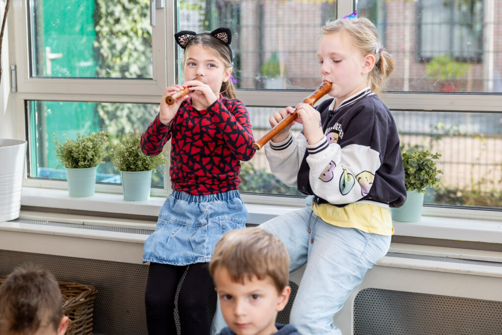 Meisjes Spelen Blokfuit Muziekles Kinderopvang 1024x683 1