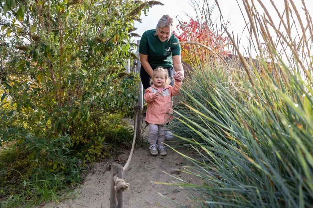 Pedagogisch Medewerker Helpt Kind Buitenspelen 1024x683 1