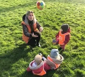 Zo Kinderopvang Kinderen Spelen Buiten Met Bal